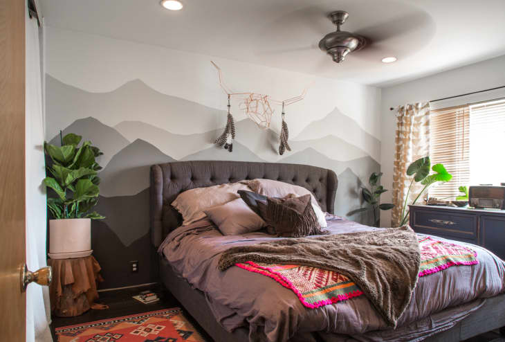 Tapestry on ceiling over discount bed